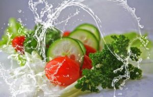 Sie sehen frisches Gemüse auf dem Bild. Das sollte zum Hauptbestandteil der Ernährung bei einer Gesundheitsförderung werden.