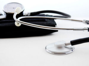Das Foto zeigt ein Stethoskop. Im Zusammenhang mit dem betrieblichen Gesundheitsmanagement sollten Arbeitnehmer regelmäßig zu ärztlichen Untersuchungen gehen.